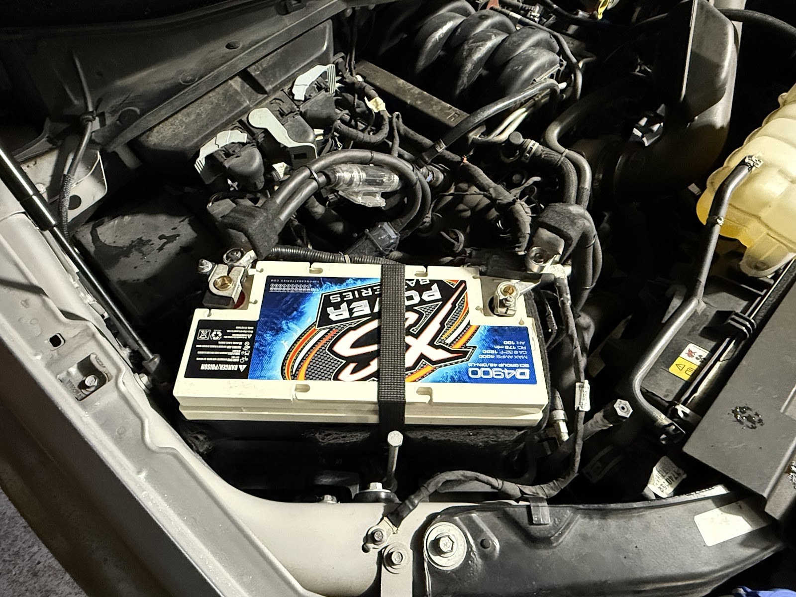 Batería XS Power instalada en el compartimento del motor