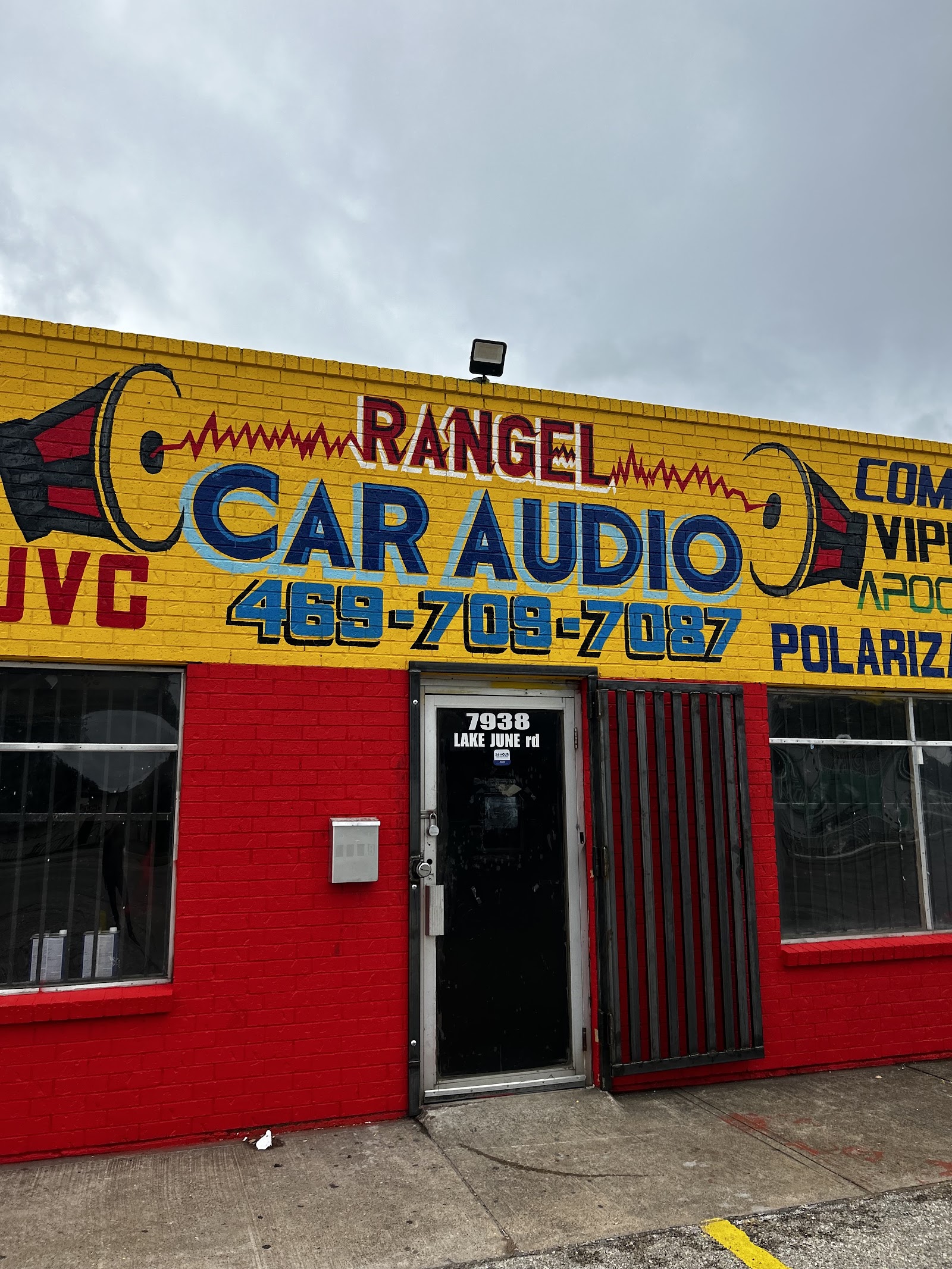 Fachada roja y amarilla de Rangel Car Audio en Lake June Road