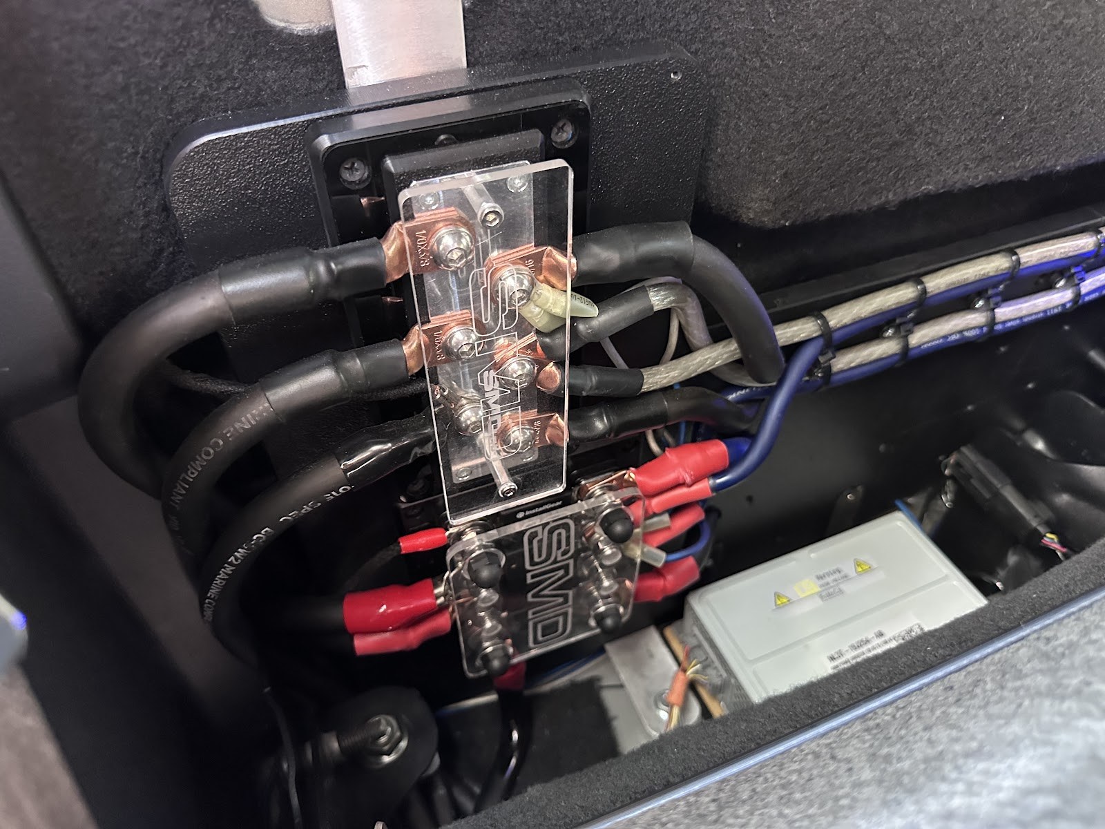 Bloques de distribución y cableado del sistema de audio